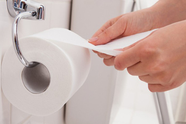 Dùng giấy vệ sinh sau khi đi tiểu